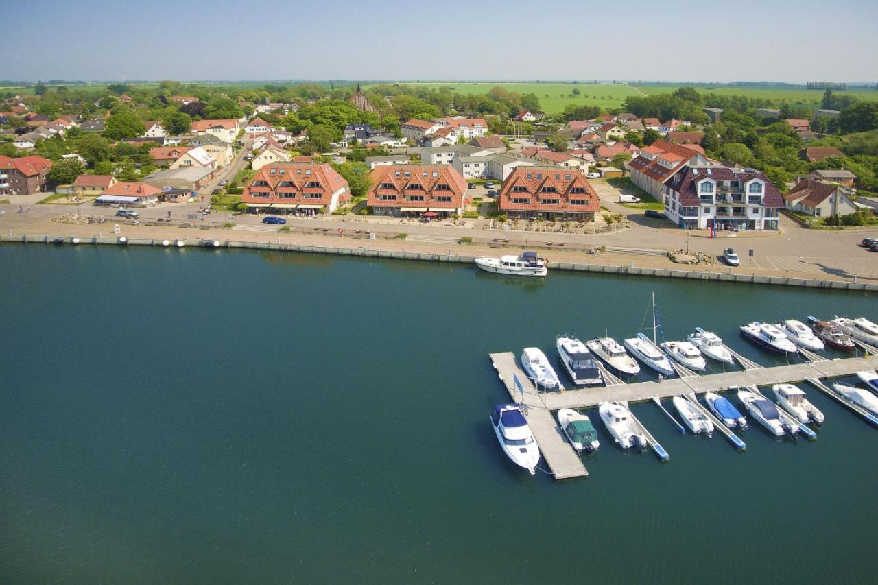 Hafennahe Ferienwohnung Mit Balkon Und Meerblick - Hafenhaeuser Wiek Wohnung 14 Wiek auf Ruegen Exterior photo